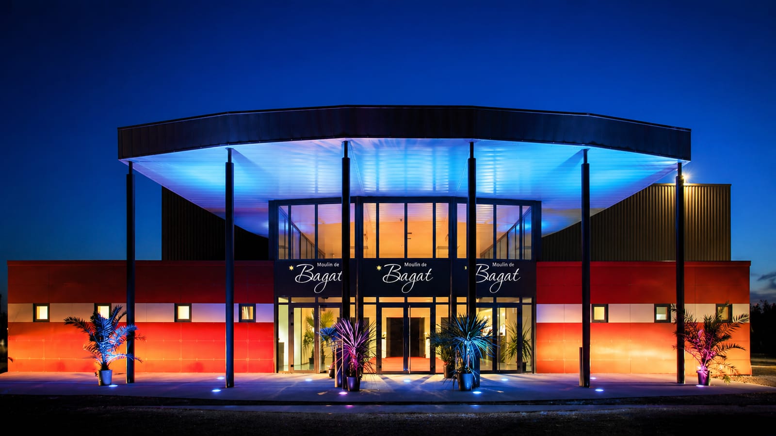 La façade du Moulin de Bagat illuminée à la tombée de la nuit