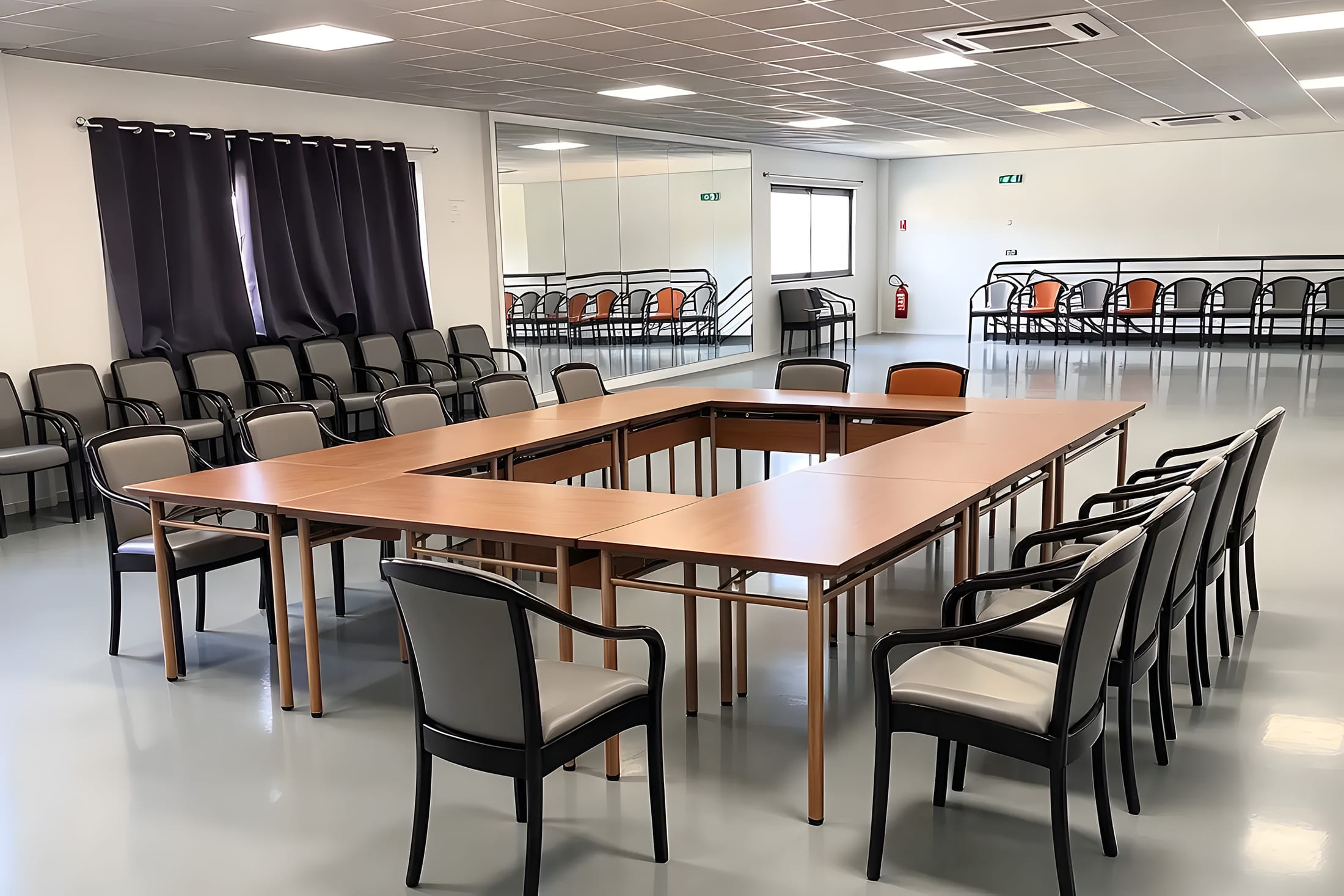 Mise en situation : tables montées en carré, chaises tout autour
