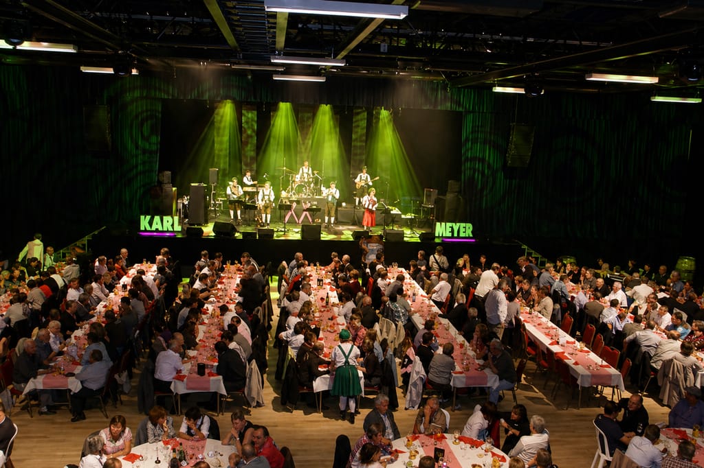 Un dîner en salle complète face à la scène du Moulin de Bagat